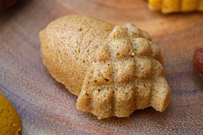 Maple acorn cakelet