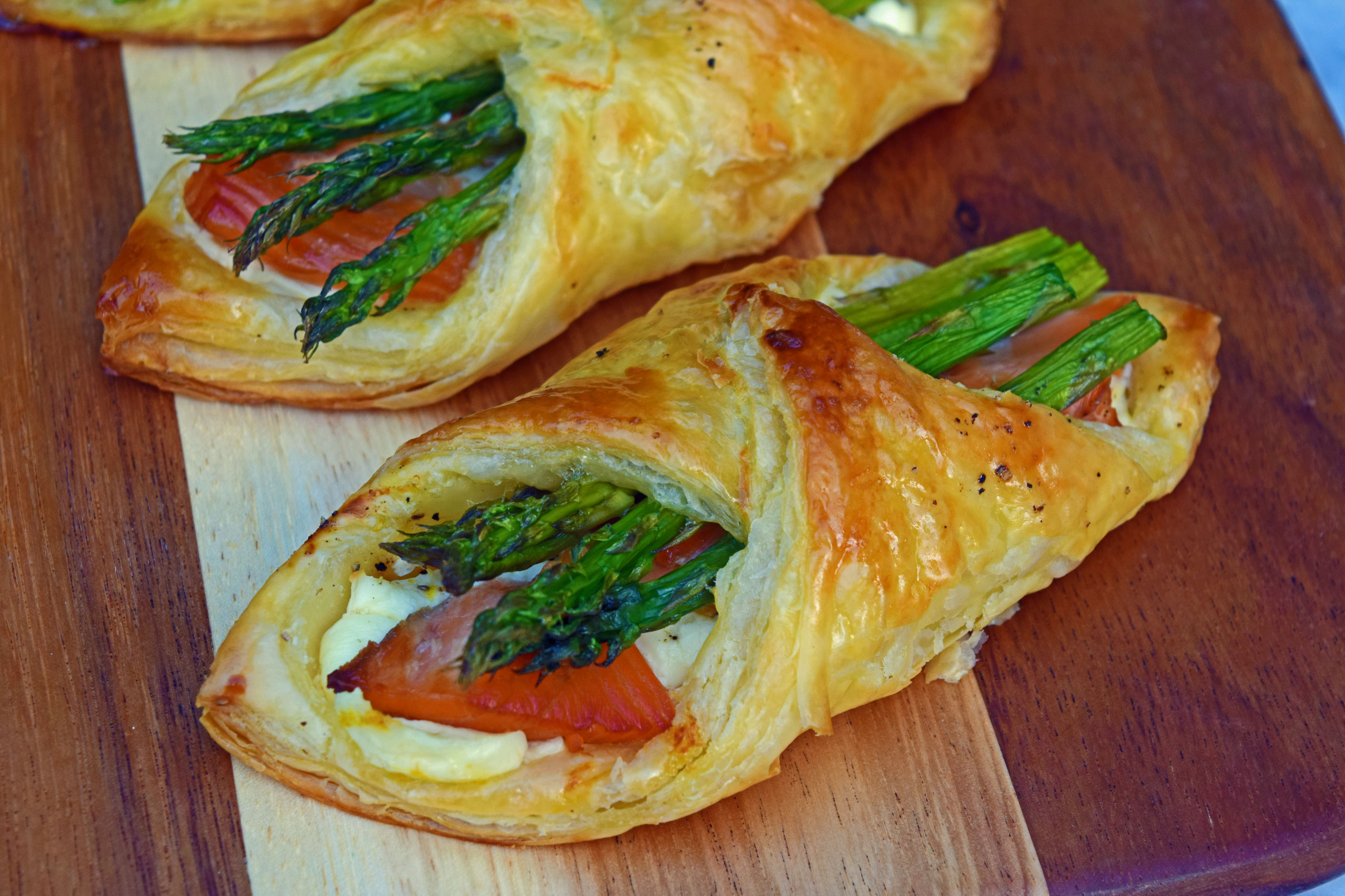 Salmon and asparagus bundle