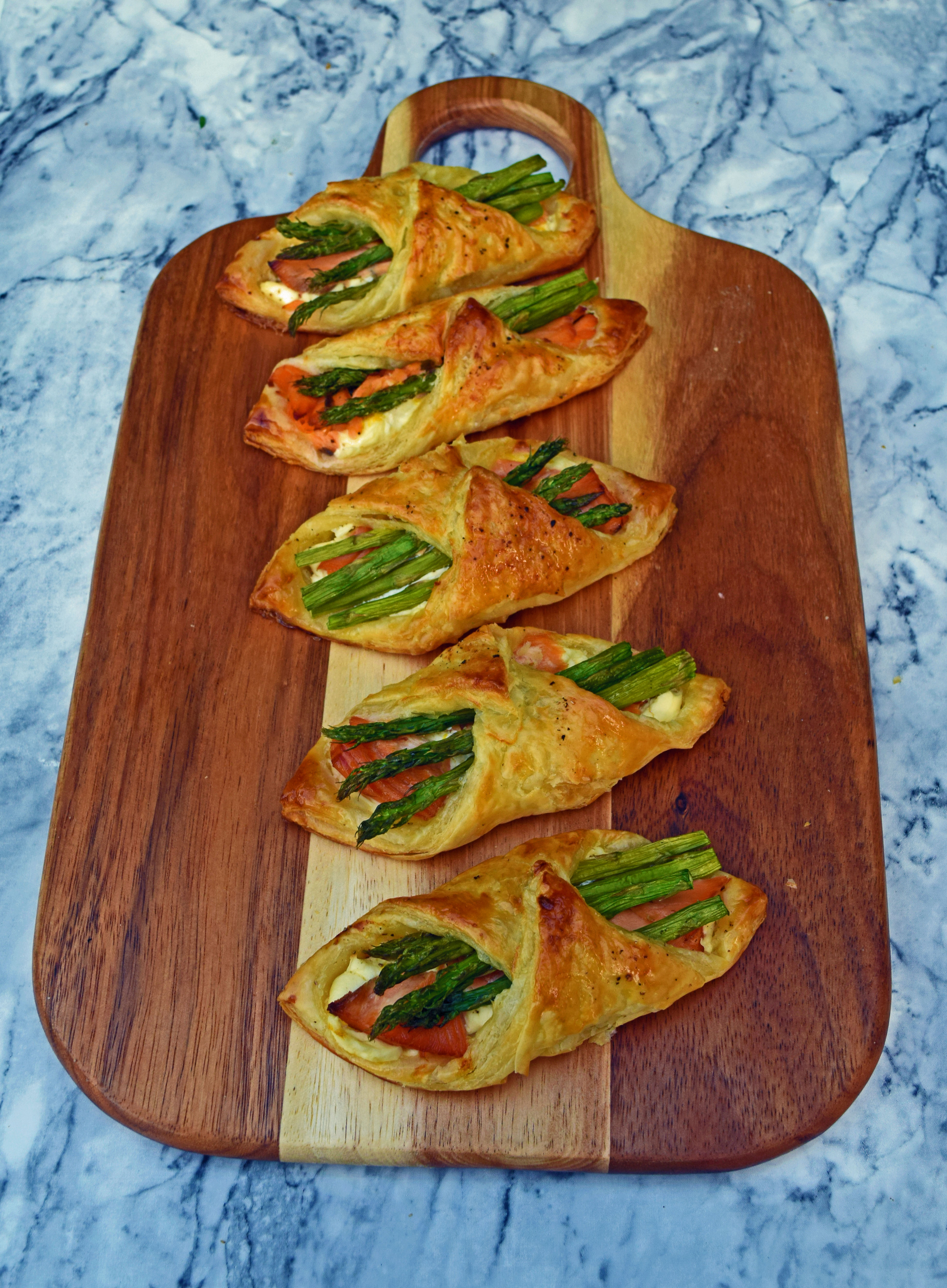 Salmon asparagus parcels